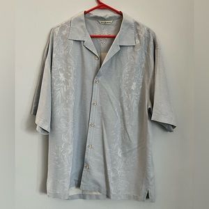 Men’s light gray Tommy Bahama shirt sleeve button up.
